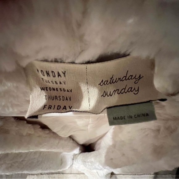 Super cozy, oversized furry sweater/jacket, by Saturday Sunday - Picture 4 of 4